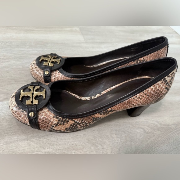 Tory Burch Black/Tan Reva snakeskin print heel Logo size 9 1/2 - Picture 1 of 12
